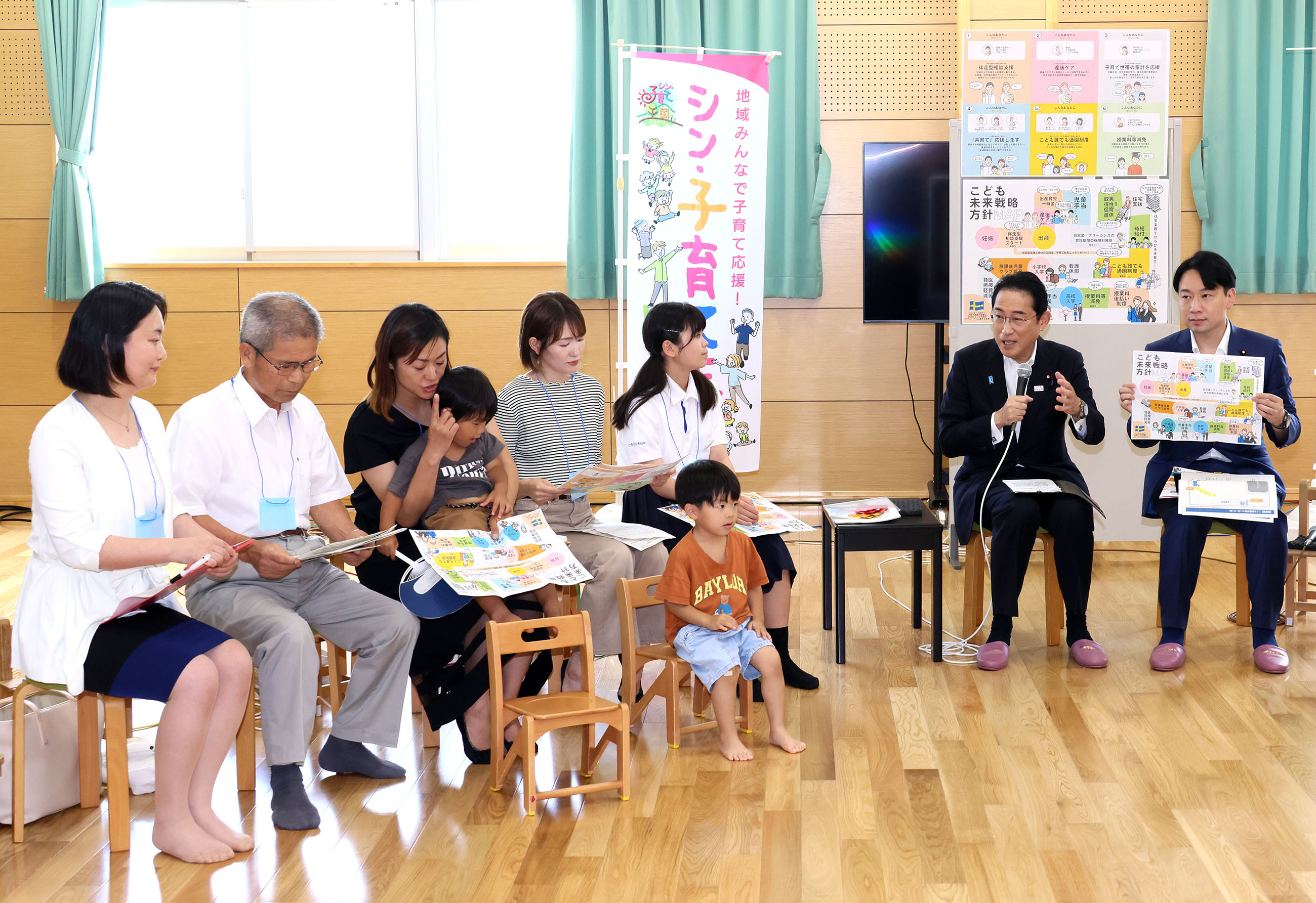 こども政策対話で参加者と対話する岸田総理５
