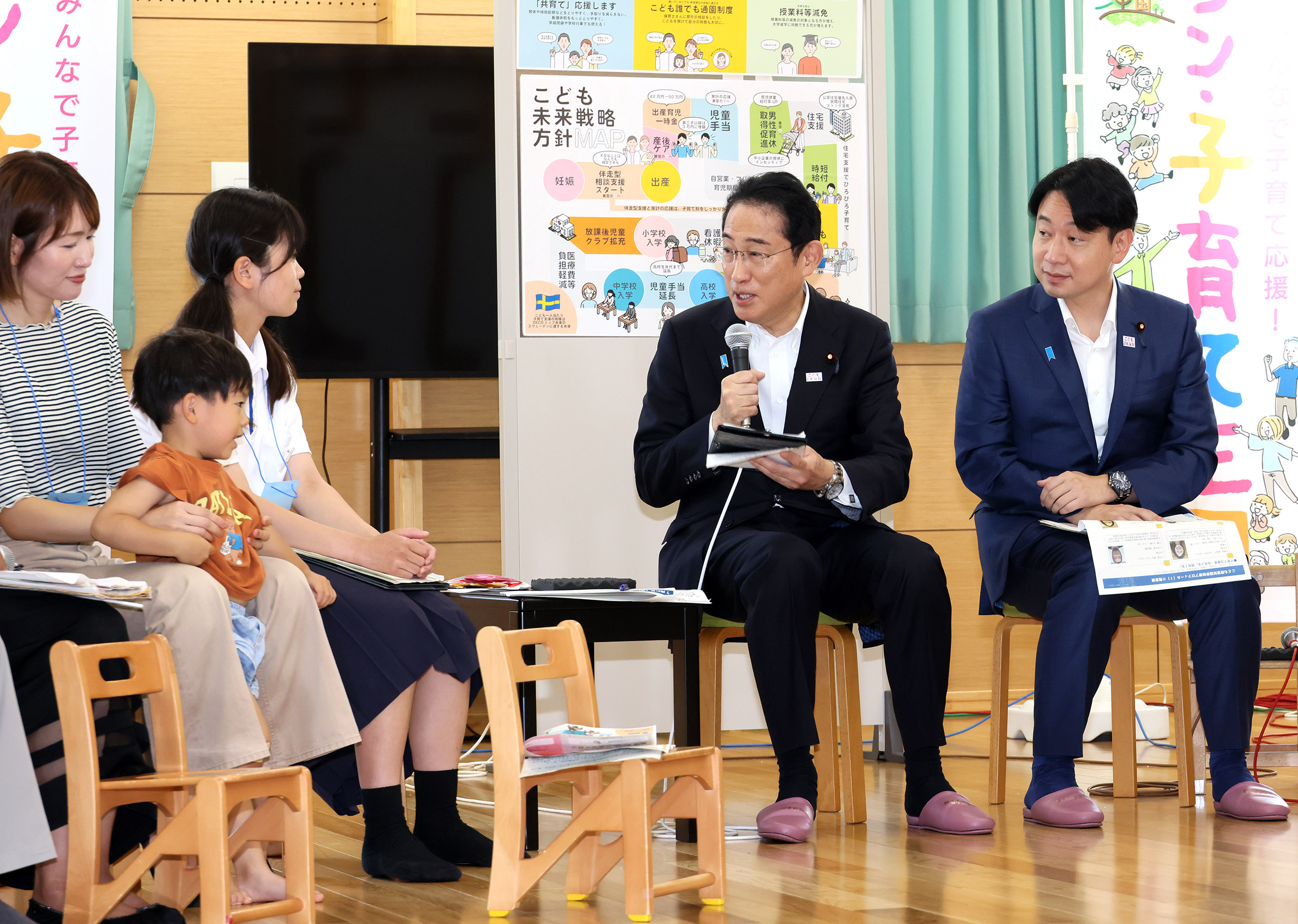 こども政策対話で参加者と対話する岸田総理７