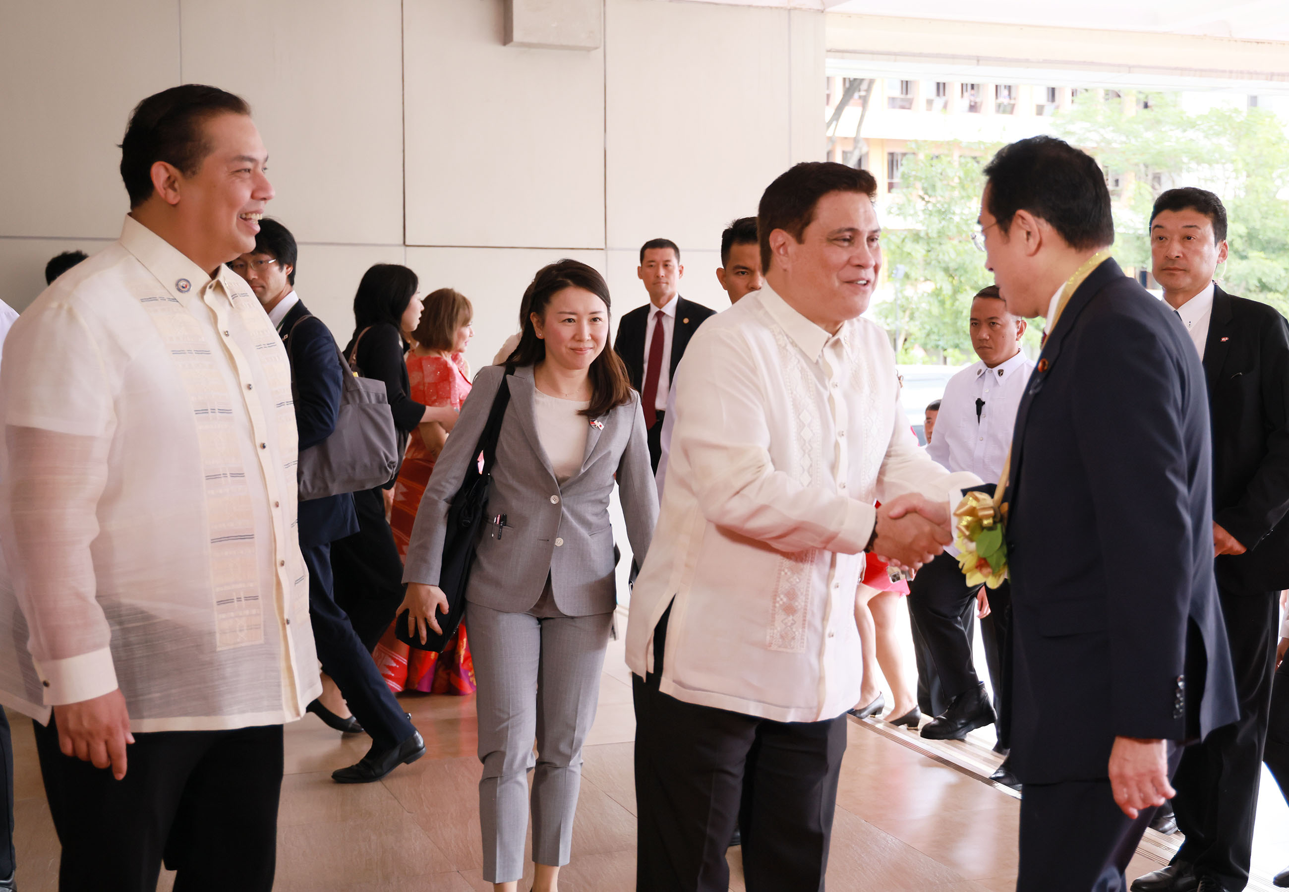 フィリピン共和国上下両院議長による出迎えを受ける岸田総理