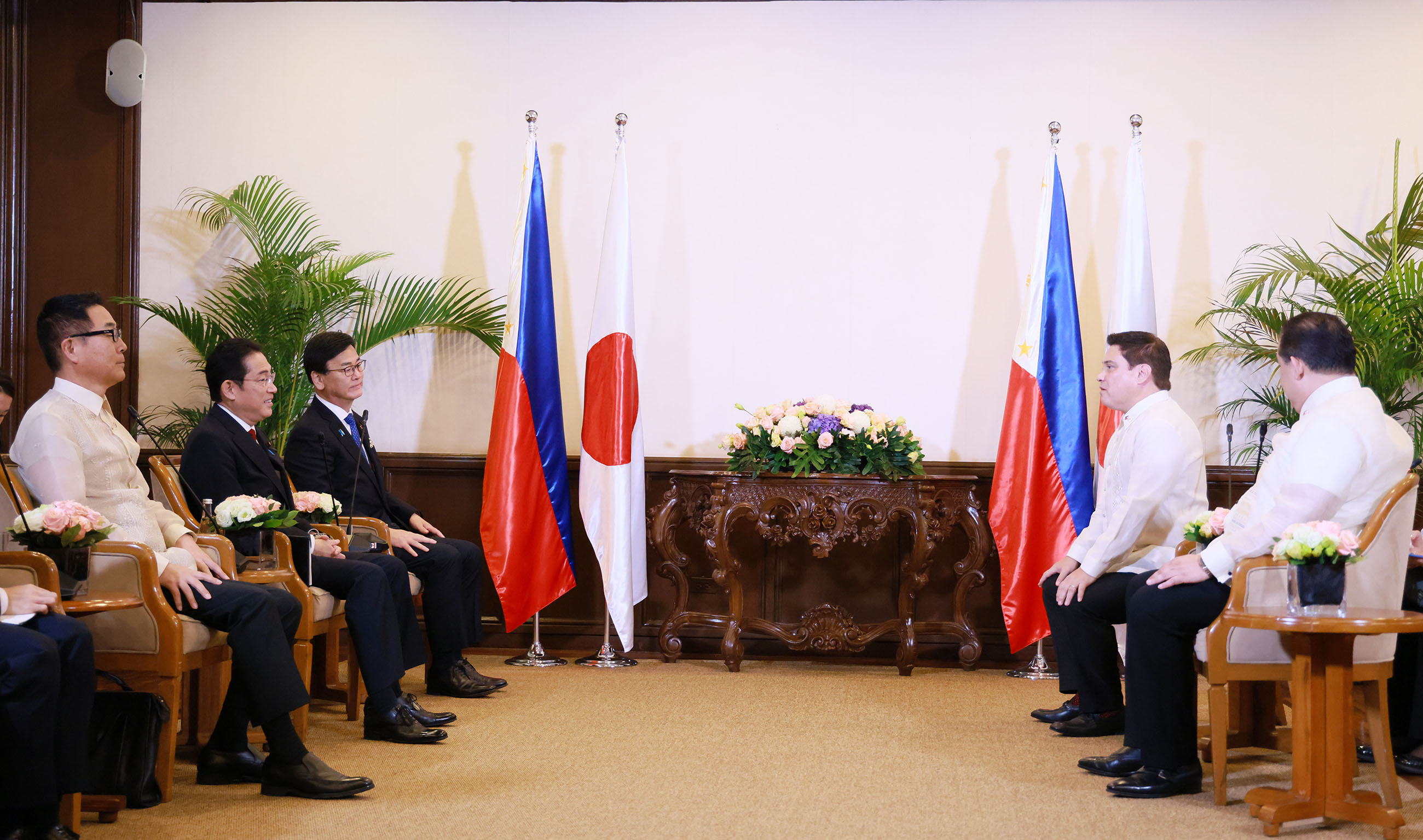 フィリピン共和国上下両院議長と懇談する岸田総理