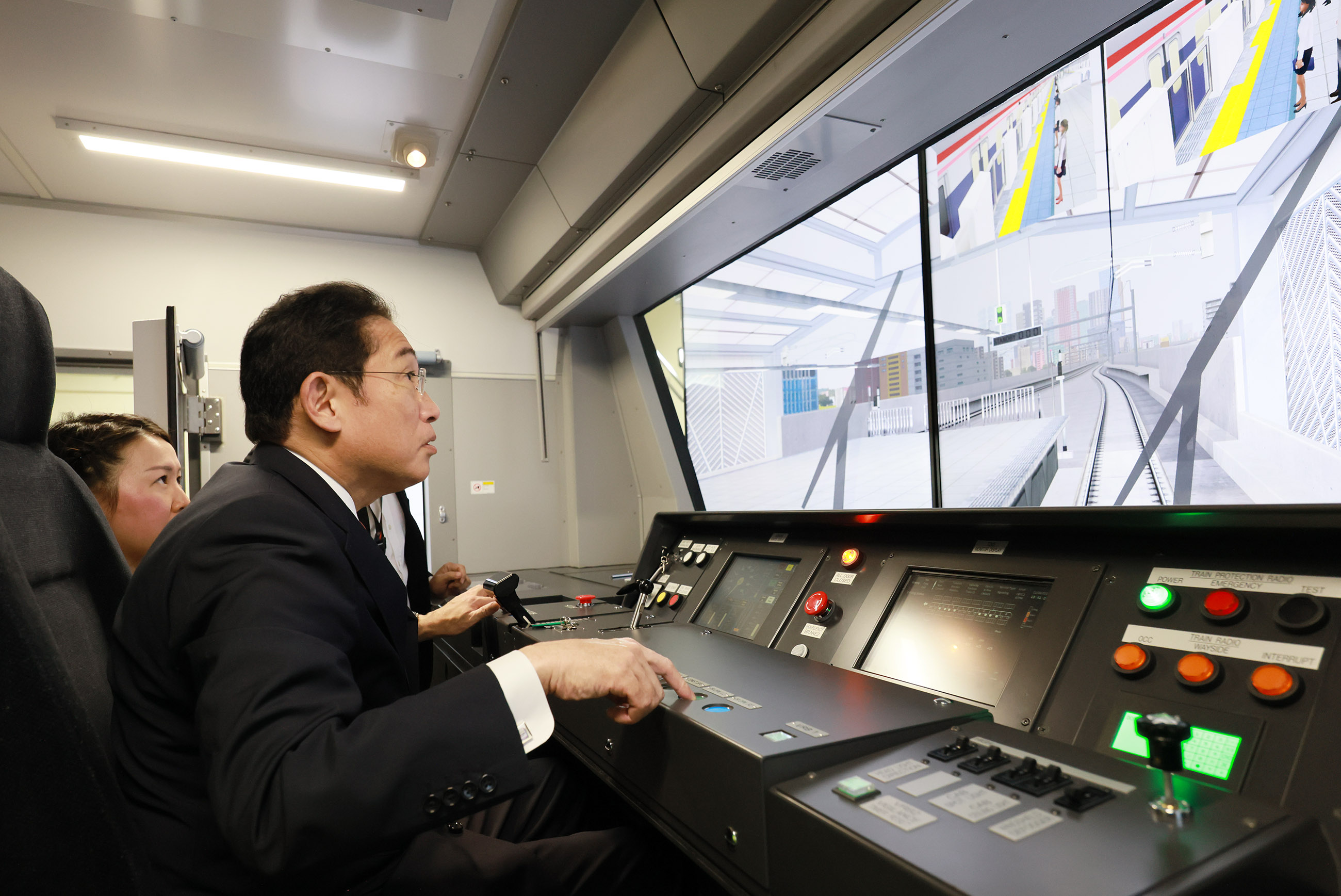 マニラ地下鉄建設現場を視察する岸田総理６
