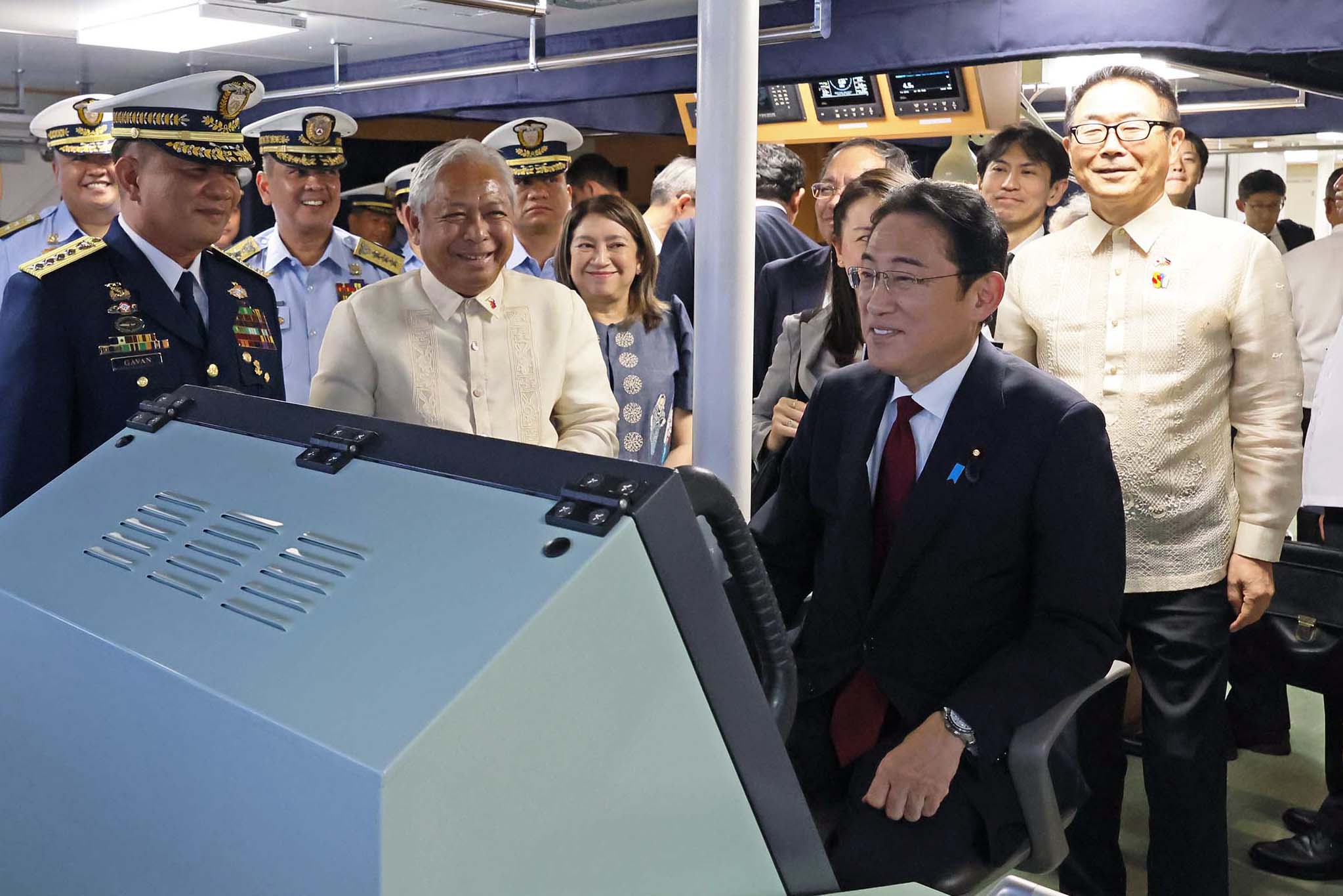 フィリピン沿岸警備隊を視察する岸田総理３