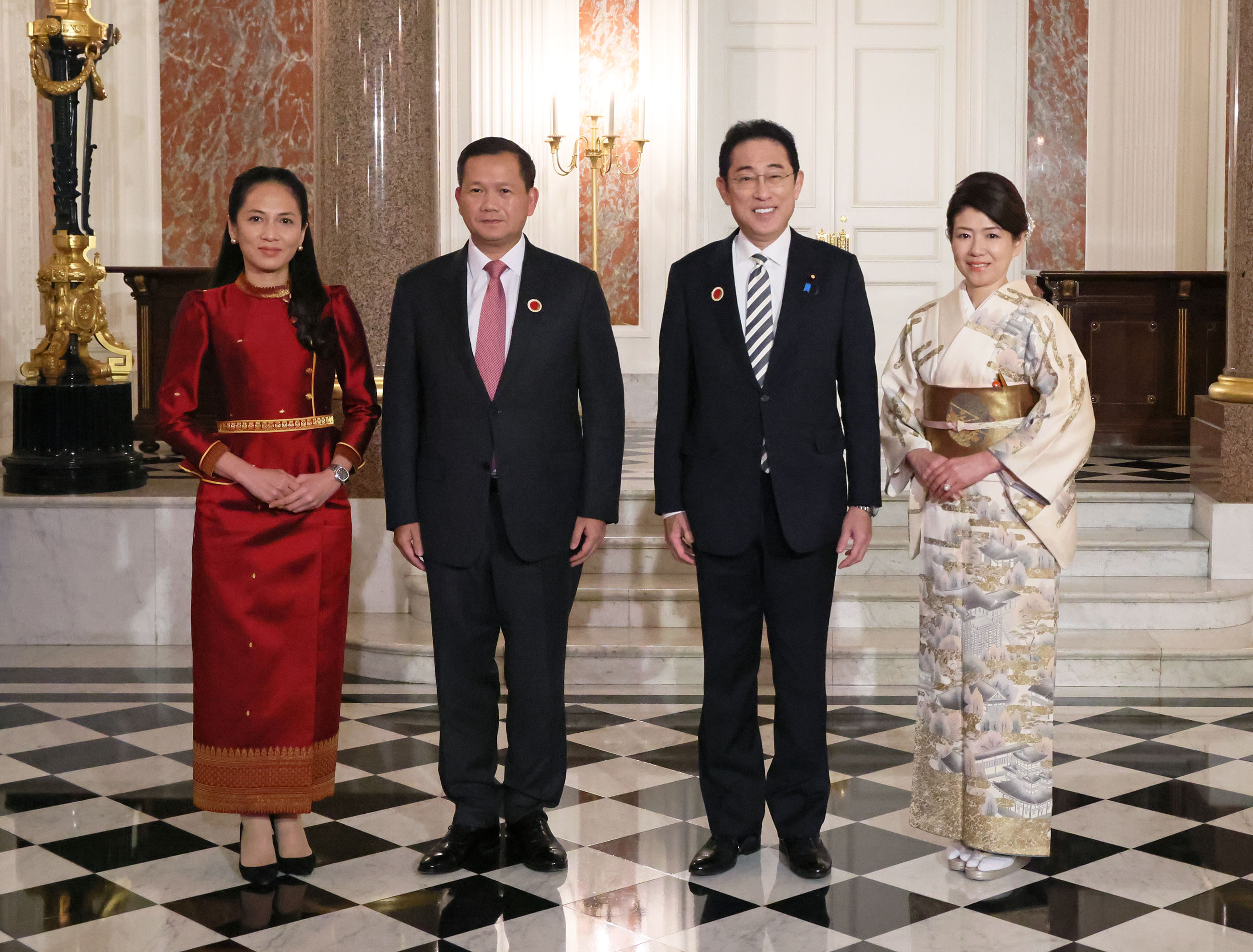 フン・マネット・カンボジア王国首相夫妻を出迎える岸田総理