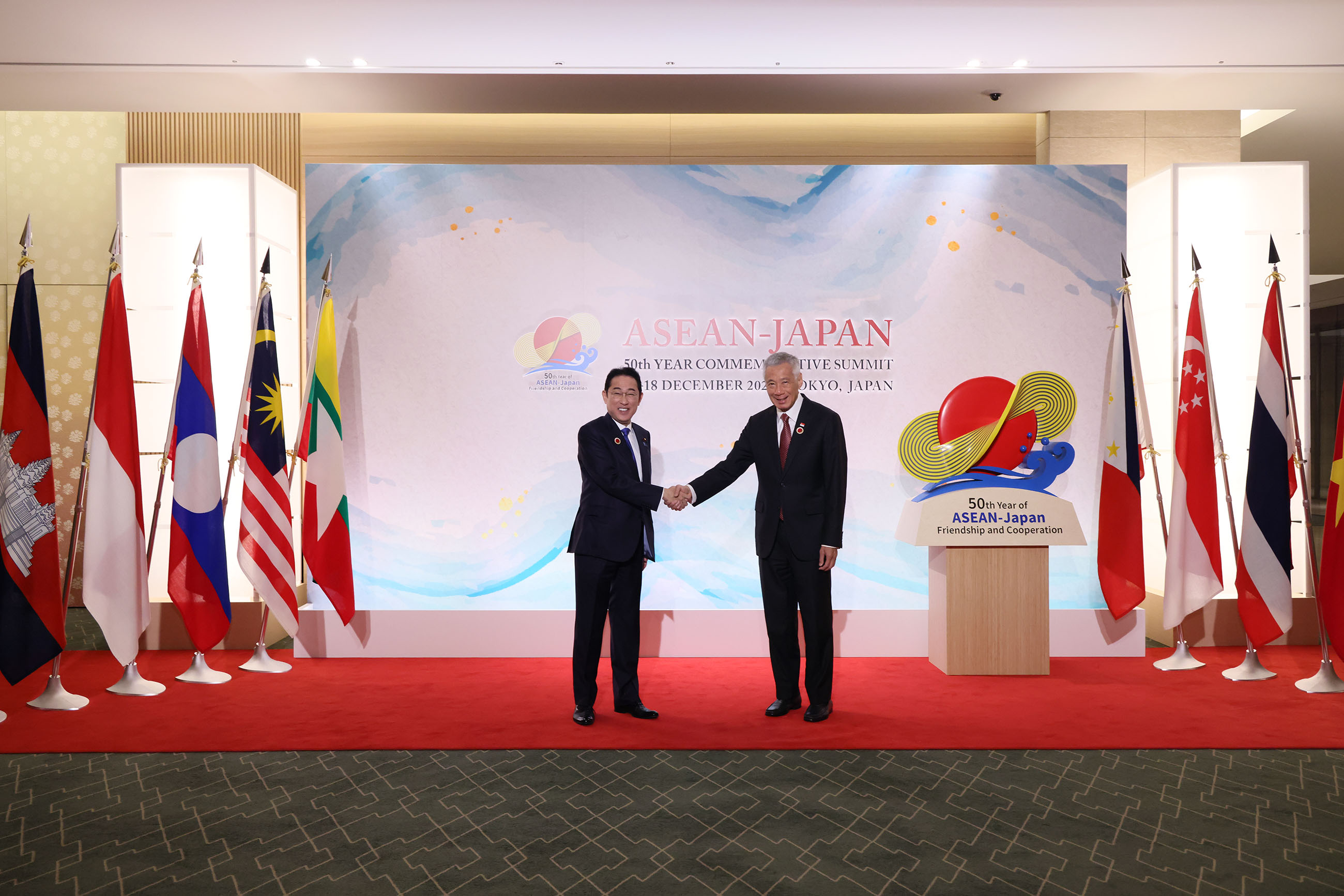 リー・シンガポール共和国首相を出迎える岸田総理２
