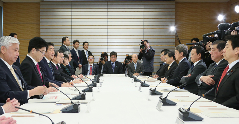 発言する安倍総理２