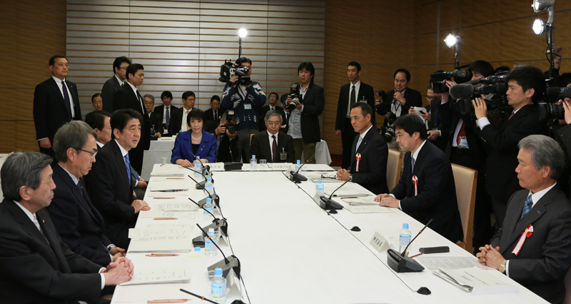 発言する安倍総理２