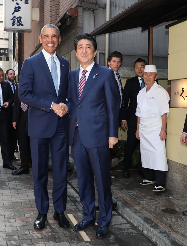 オバマ前米国大統領と握手する安倍総理２