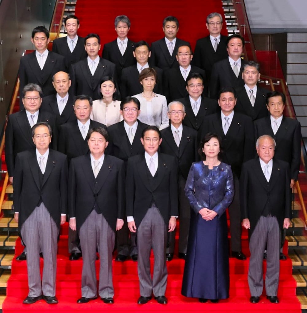 写真：第２次岸田内閣の閣僚全員による記念撮影