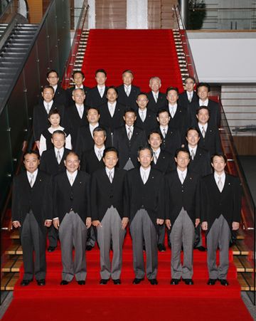 副大臣とともに記念写真に臨む鳩山総理の写真