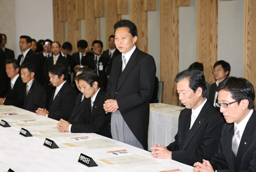 初副大臣会議で挨拶を述べる鳩山総理の写真１
