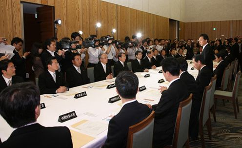 初副大臣会議で挨拶を述べる鳩山総理の写真２