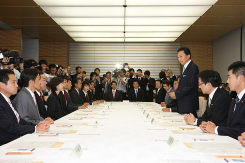 初大臣政務官会議で挨拶を述べる鳩山総理の写真