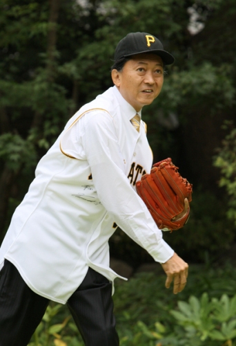 桑田氏とキャッチボールをする鳩山総理の写真１