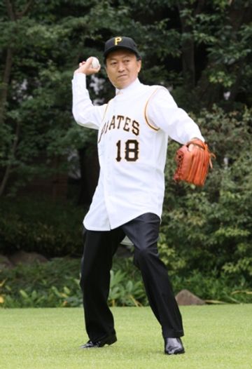 桑田氏とキャッチボールをする鳩山総理の写真２