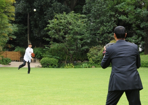 桑田氏とキャッチボールをする鳩山総理の写真３
