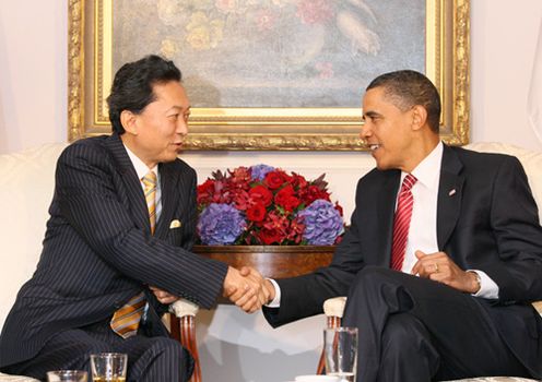日米首脳会談でオバマ大統領と握手する鳩山総理の写真