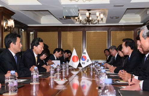 日韓首脳会談に臨む鳩山総理の写真