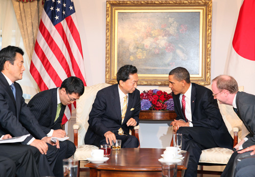 日米首脳会談でオバマ大統領と意見を交わす鳩山総理の写真