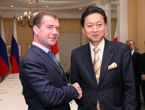 日露首脳会談でメドヴェージェフ大統領と握手する鳩山総理の写真