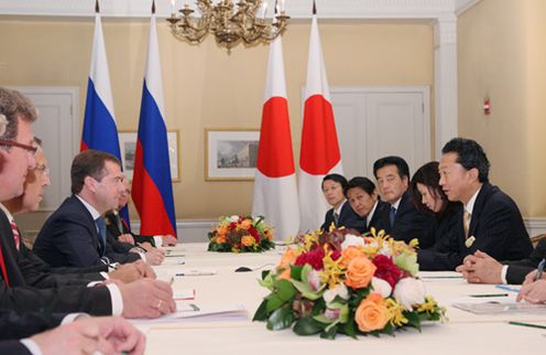 日露首脳会談に臨む鳩山総理の写真