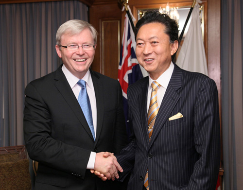 日豪首脳会談でラッド首相と握手する鳩山総理の写真