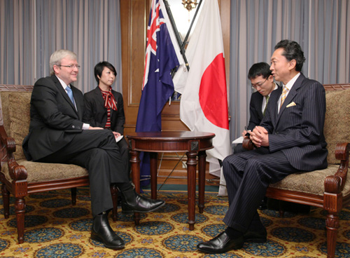 日豪首脳会談でラッド首相と意見を交わす鳩山総理の写真