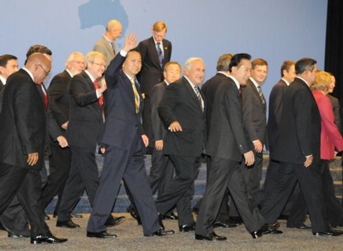 サミットに出席した各国首脳と記念撮影する鳩山総理の写真２