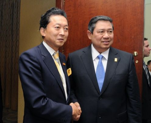 インドネシアのユドヨノ大統領と握手する鳩山総理の写真