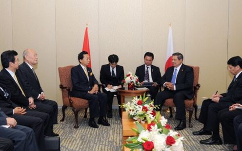 インドネシアとの首脳会談に臨む鳩山総理の写真