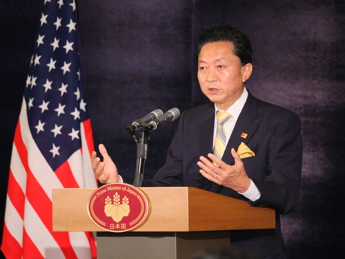 内外記者会見に臨む鳩山総理の写真