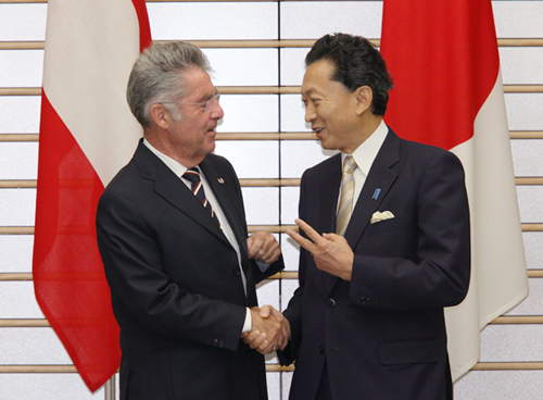 ハインツ・フィッシャー大統領と握手する鳩山総理の写真２