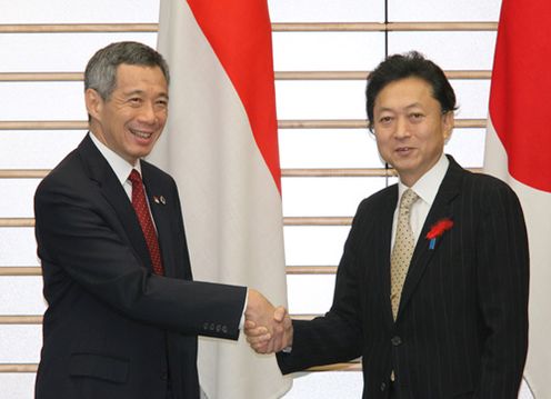 リー・シェンロン首相と握手する鳩山総理の写真