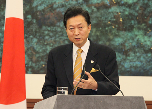 日中韓共同記者会見に臨む鳩山総理の写真２