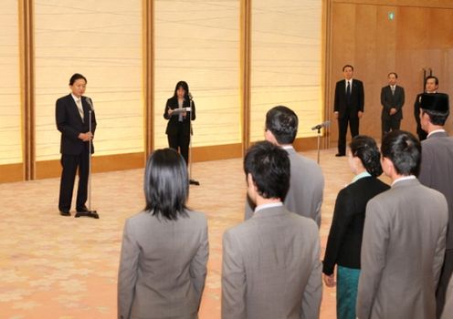 「東南アジア青年の船」参加青年代表に挨拶を行う鳩山総理の写真