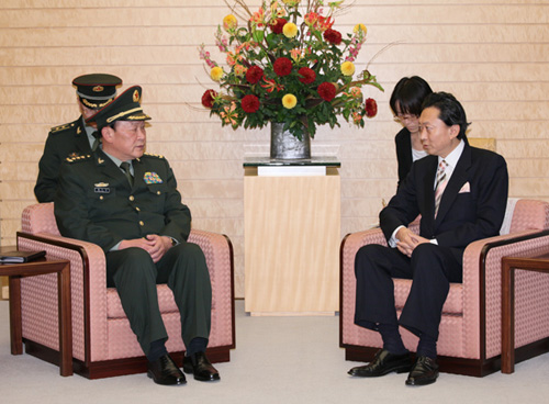 梁光烈国務委員兼国防部長と会談する鳩山総理の写真