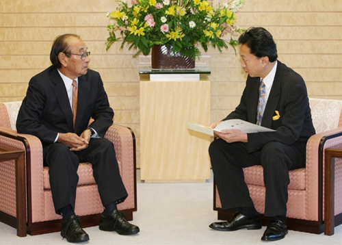 仲井真弘多沖縄県知事と意見を交わす鳩山総理の写真