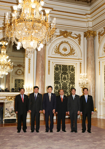 迎賓館で記念撮影に臨む各国首脳の写真