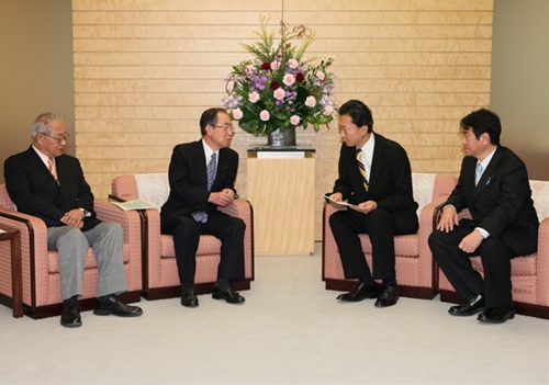 丹羽宇一郎地方分権改革推進委員長と話をする鳩山総理の写真