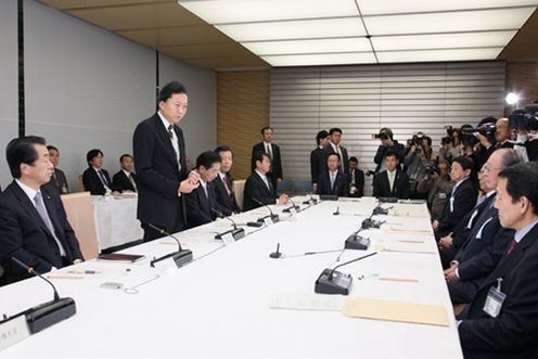 行政刷新会議であいさつする鳩山総理の写真２