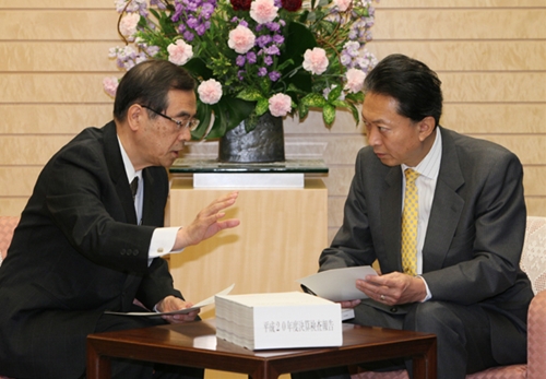 西村正紀院長から決算検査報告の説明を受ける鳩山総理の写真