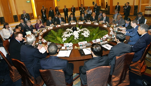 気候変動に関する首脳レベル朝食会に出席する鳩山総理の写真（代表撮影）