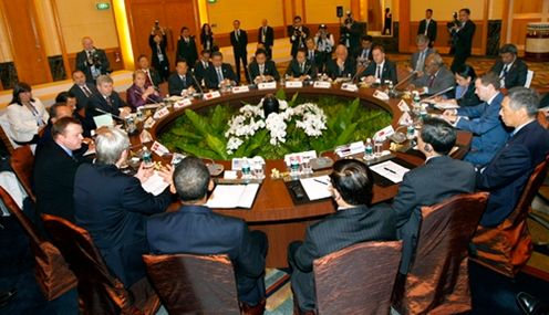 気候変動に関する首脳レベル朝食会に出席する鳩山総理の写真（代表撮影）