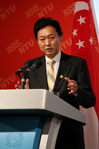 アジア政策講演にて演説する鳩山総理の写真１