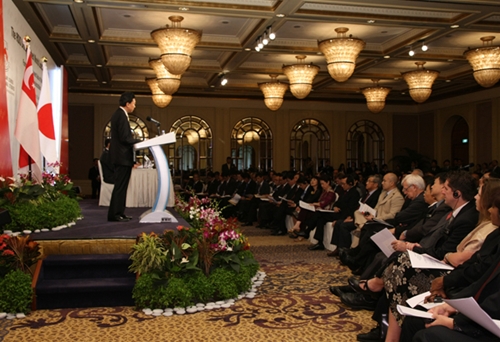 アジア政策講演にて演説する鳩山総理の写真２