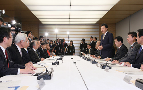 雇用戦略対話で挨拶する鳩山総理の写真２