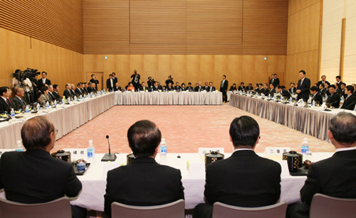 全国都道府県知事会議で挨拶する鳩山総理の写真２