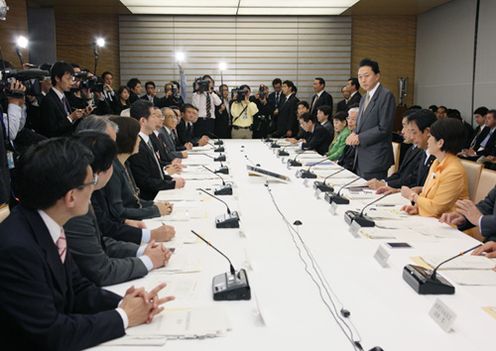 知的財産戦略本部会合であいさつする鳩山総理の写真２
