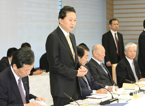 総合科学技術会議であいさつする鳩山総理の写真１