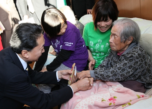 「ひぐらしのいえ」を訪問する鳩山総理の写真