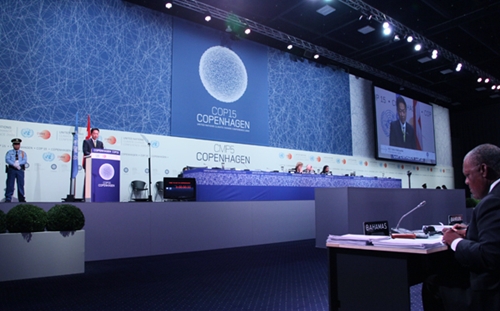 気候変動枠組条約第１５回締約国会議（ＣＯＰ１５）首脳級会合で演説する鳩山総理の写真３